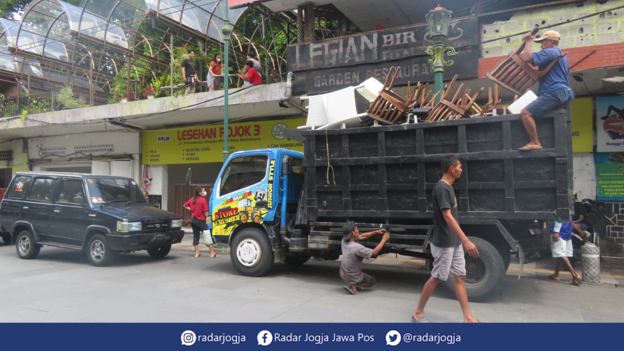 CALON JPG : Para PKL Jalan Perwakilan tengah mengemasi barang dagangan usai perintah pengosongan lapak oleh Pemkot Jogja. (DWI AGUS/RADAR JOGJA)