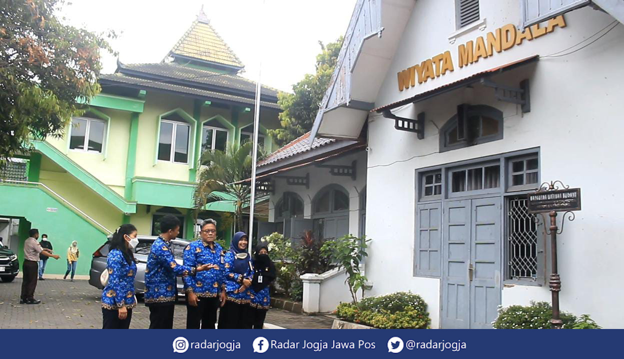 TINJAU : Jajaran Pemkot Jogja tengah memantau hasil rehabilitasi bangunan cagar budaya yang berlokasi di dalam Dinas Pendidikan Pemuda dan Olahraga Kota Jogja, Selasa (17/10). (ANNISSA KARIN/RADAR JOGJA)