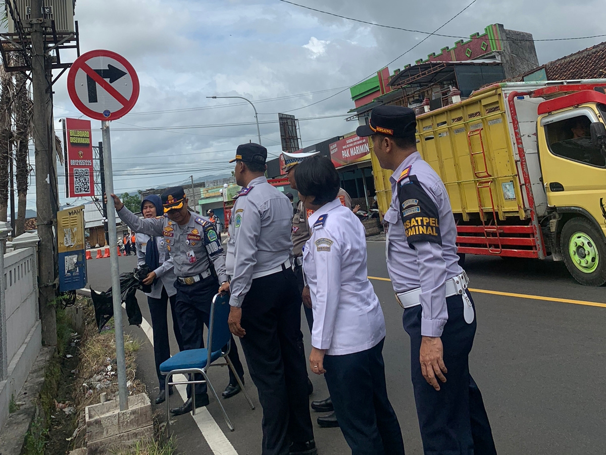 JALUR BARU - Petugas mensosialisasikan perubahan jalur Simpang Kyai Legi (jalur haji), dari selatan tidak boleh langsung ke arah kota Wonosari. Pengendara harus memutar di sekitar tugu Tobong Gamping (18/1). (GUNAWAN/RADAR JOGJA)
