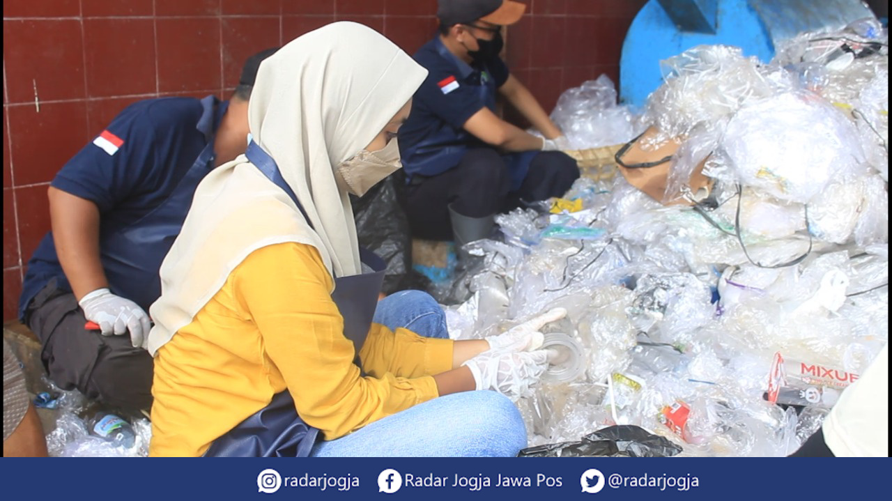PILAH : Tempat pengelolaan sampah di Pasar Giwangan, Rabu (18/1). (ANNISSA KARIN/RADAR JOGJA)