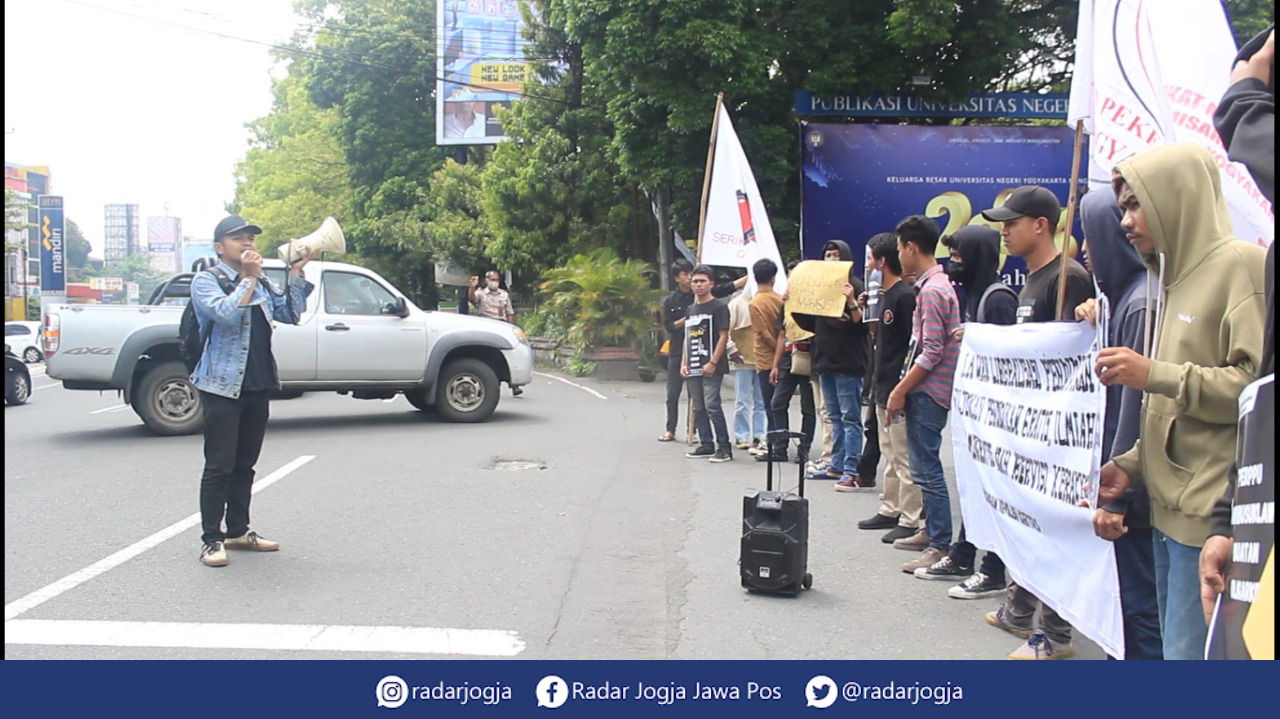 PROTES : Aksi unjuk rasa di depan Gedung Rektorat UNY oleh anggota SMI Jogjakarta, Kamis (19/1). (ANNISSA KARIN/RADAR JOGJA)