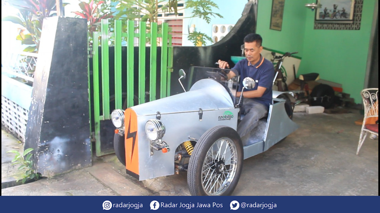 INOVASI : Wiwin Vegas saat mengendarai Mobilijo mengitari sekitaran rumahnya di Kelurahan Kricak, Tegalrejo, Kota Jogja, Kamis (19/1). (ANNISSA KARIN/RADAR JOGJA)