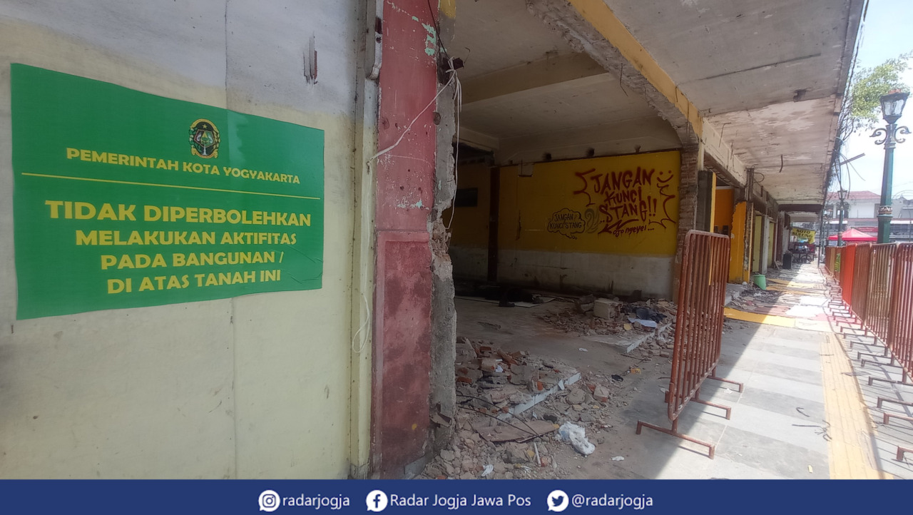 KOSONG : Kondisi terkini bekas lapak para PKL Jalan Perwakilan Malioboro, Kamis (19/1). (DWI AGUS/RADAR JOGJA)
