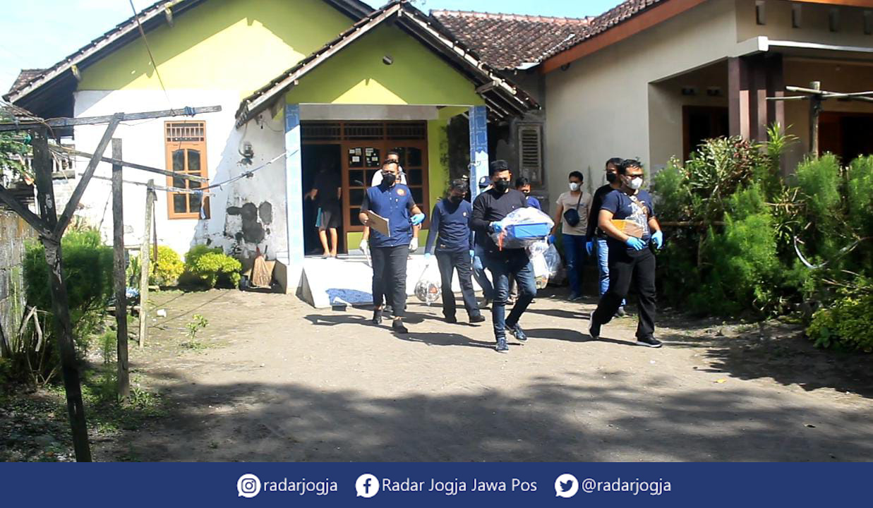 AMAN : Anggota Gegana mengamankan sejumlah barang bukti di rumah terduga teroris Agus Wijayanto di Padukuhan Jetis Jogopaten, Pandowoharjo, Sleman, Minggu (22/1). (ANNISSA KARIN/RADAR JOGJA)