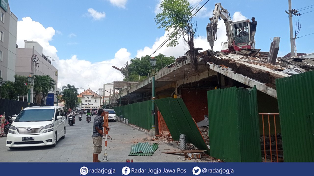 BONGKAR : Pembongkaran lapak eks PKL Jalan Perwakilan Malioboro dengan buldoser, Minggu (22/1). (DWI AGUS/RADAR JOGJA)