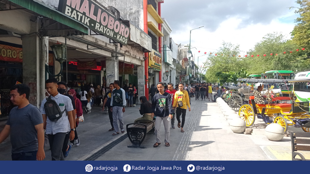 LIBURAN : Wisatawan menikmati libur Imlek 2023 di Malioboro, Senin (23/1). (DWI AGUS/RADAR JOGJA)