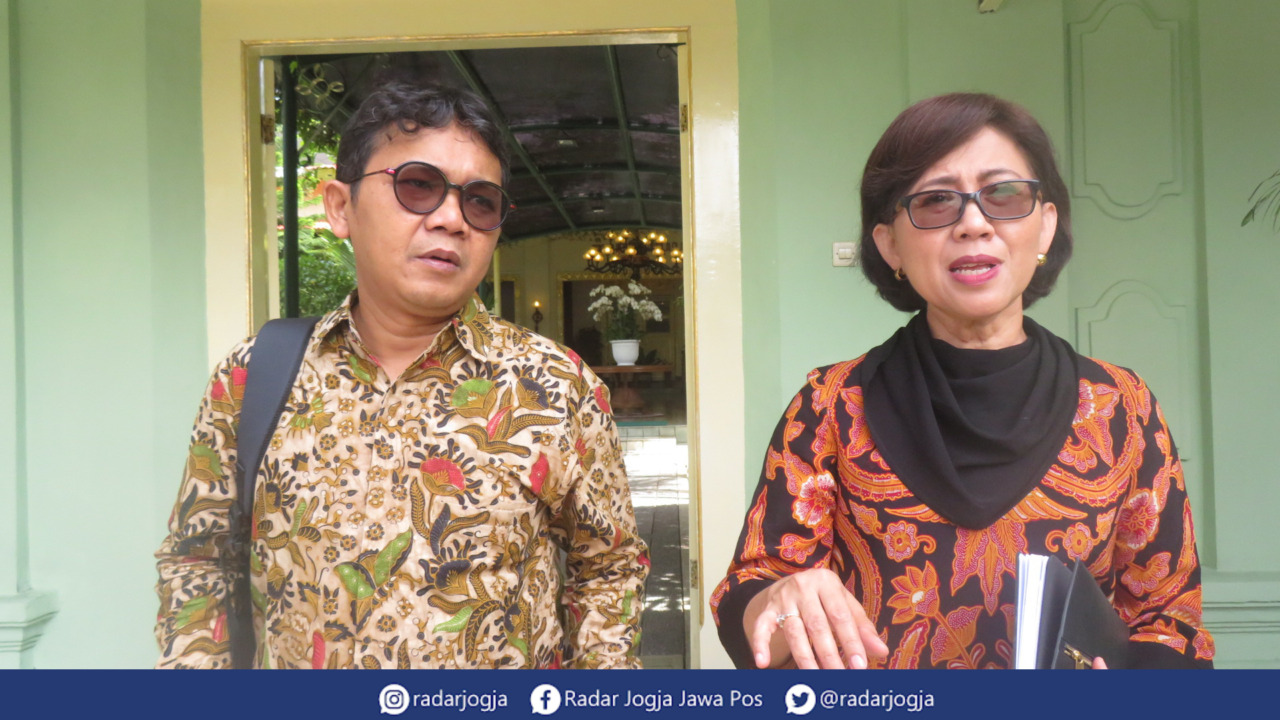 KONSOLIDASI : Rektor UGM Ova Emilia didampingi Warek UGM Arie Sujito usai bertemu Gubernur DIJ Hamengku Buwono X di Kompleks Kepatihan Pemprov DIJ, Selasa (24/1). (DWI AGUS/RADAR JOGJA)