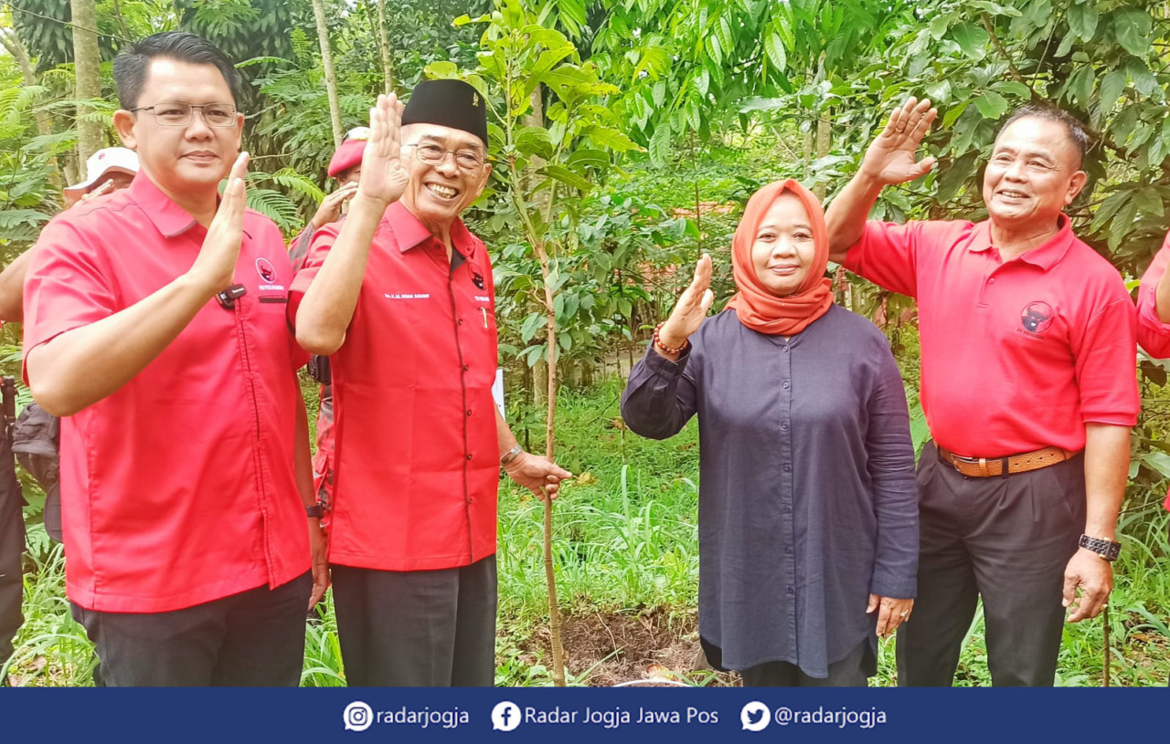 KONSERVASI: Dari kiri, Danang Maharsa, Idham Samawi, Kustini Sri Purnomo, dan Kuswanto sebelum menanam pohon di Tankaman Natural Park, Sabtu 28 Januari 2023. (IWA IKHWANUDIN/RADAR JOGJA)