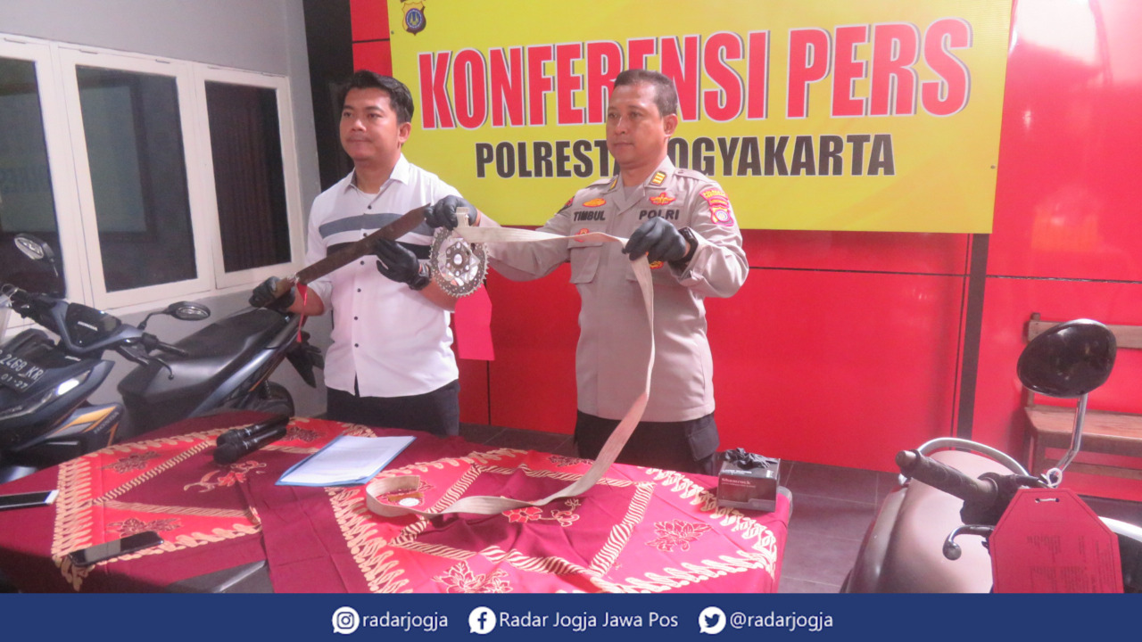 BUKTI : Polisi menunjukkan senjata tajam yang diamankan dari dua anak bawah umur di wilayah Gondokusuman, Kota Jogja. (DWI AGUS/RADAR JOGJA)