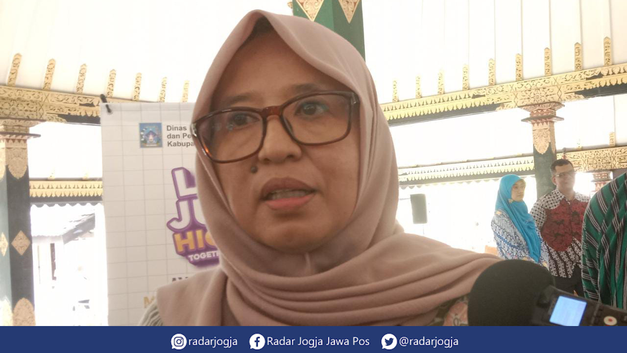 SOSOK : Sekretaris Dinas Perindustrian dan Perdagangan Sleman Tina Hastani saat ditemui di Pendopo Parasamya Sleman, Senin (30/1). (ANNISSA KARIN/RADAR JOGJA)