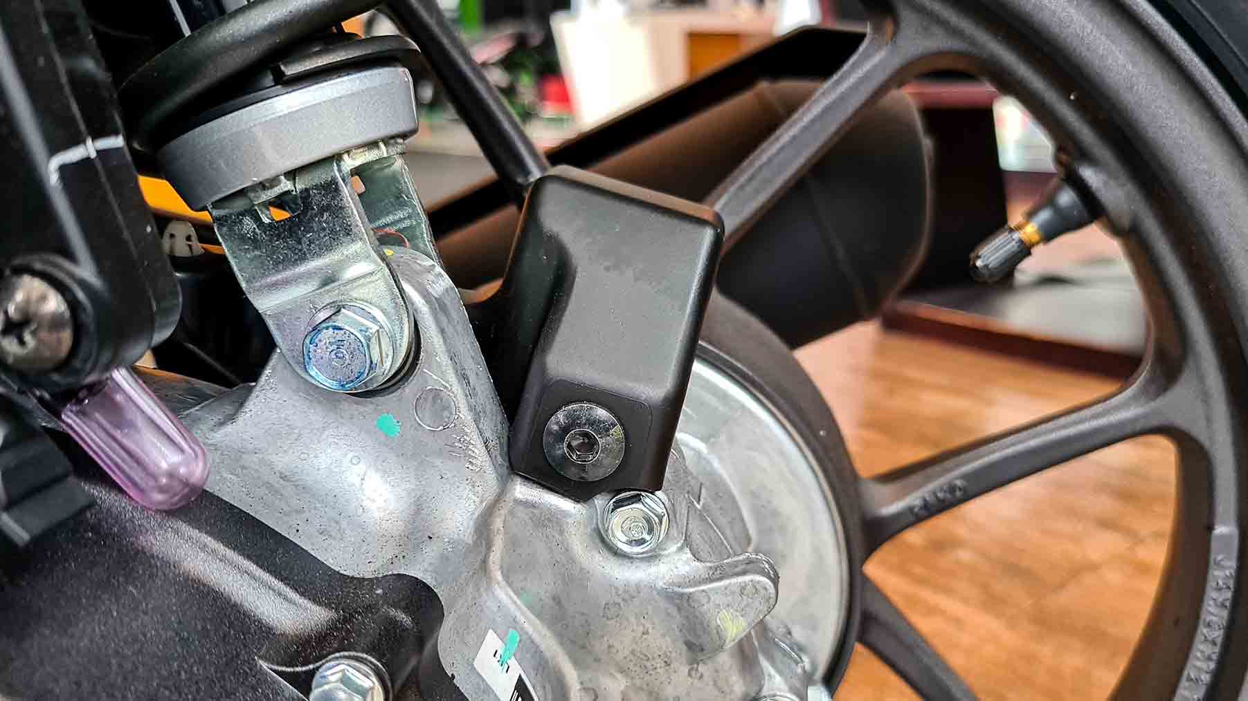 KOTAK HITAM: masih banyak pemilik motor yang belum mengenal setiap komponen pada skutik kesayangannya. Salah satunya adalah kotak hitam yang berada di atas girboks CVT skutik yang posisinya berada di dekat suspense belakang sebelah kiri. (HONDA FOR RADAR