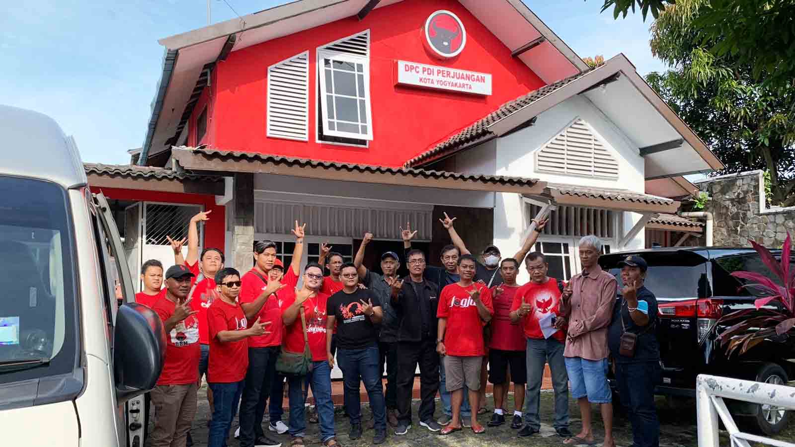 MENUJU JAKARTA: Dewan Pimpinan Cabang (DPC) PDI Perjuangan Kota Jogja memberangkatkan 14 Ketua Pimpinan Anak Cabang (PAC) serta 2 orang jajaran pengurus perwakilan Ranting dan Anak Ranting ke Jakarta. Mereka ikut memeriahkan acara HUT PDI Perjuangan ke-50