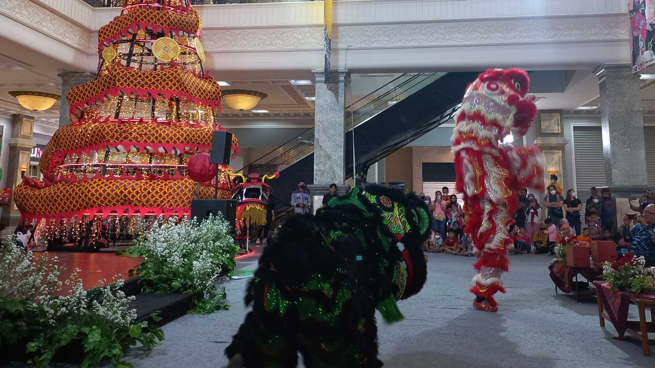 DIMAINKAN ANAK-ANAK MUDA: Pentas Barongsai Naga Selatan di Sleman City Hall (SCH), Jumat (20/1). Foto...Koordinator Show Imlek 2023 Barongsai Naga Selatan Danang Suparyanto.(MEITIKA CANDRA LANTIVA/RADAR JOGJA )