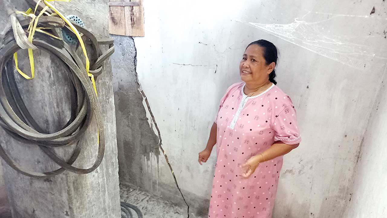 SEMAKIN PARAH: Hastiyah menunjukkan retakan di bagian dapur rumahnya (23/1). Diduga retakan itu ditimbulkan akibat proyek tol tak jauh dari rumahnya.(MEITIKA CANDRA LANTIVA/RADAR JOGJA)