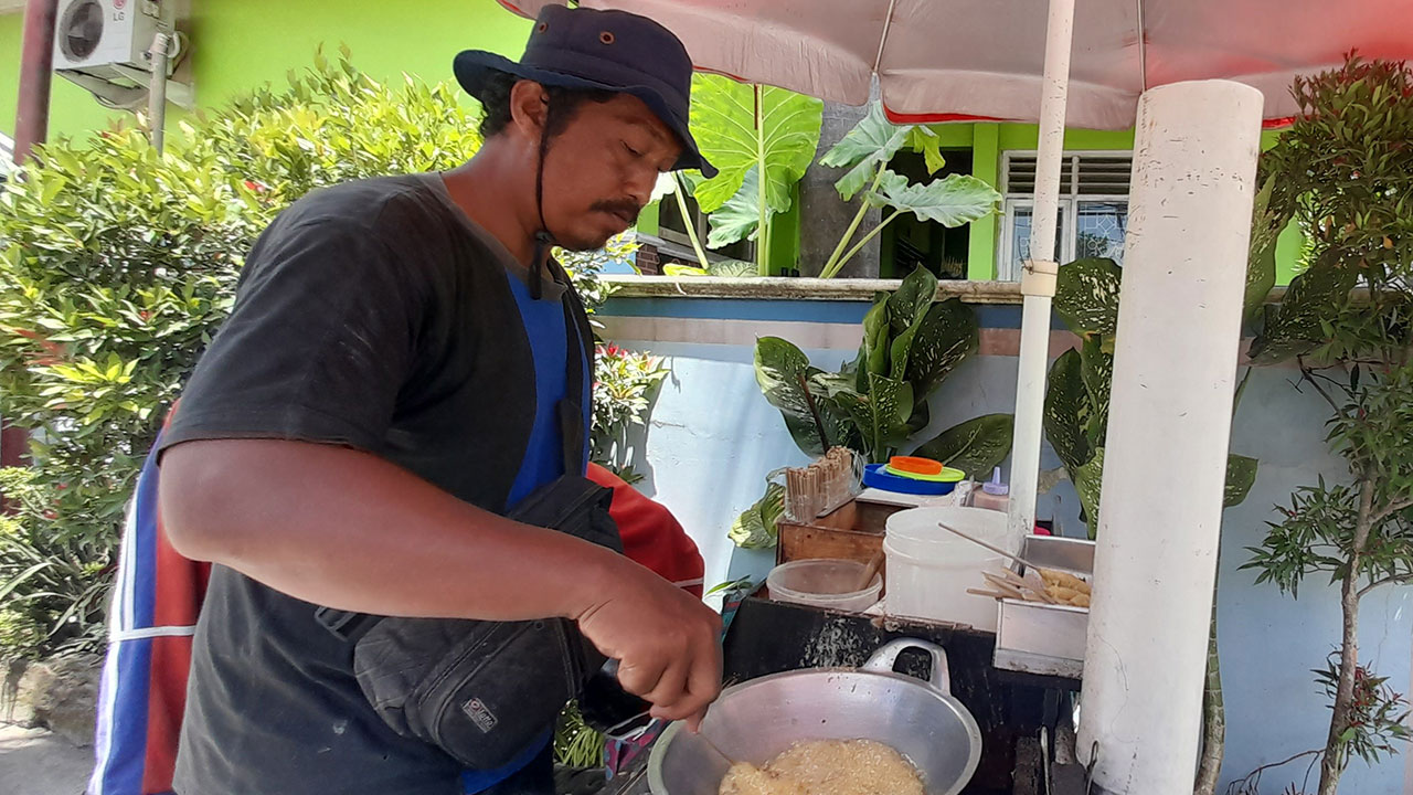 PENDAPATAN TURUN: Pedagang jajanan di depan sekolah saat melayani pembeli.(SITI FATIMAH/RADAR JOGJA)