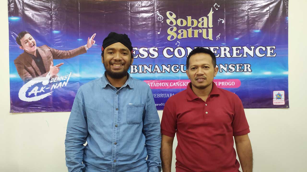PERDANA: Direktur PDAU Kulonprogo Suharyanto dan Ketua Panitia Rahmat Bayu Firdas memberikan keterangan pers di kantor PDAU Kulonprogo,(27/1).(HENDRI UTOMO/RADAR JOGJA)