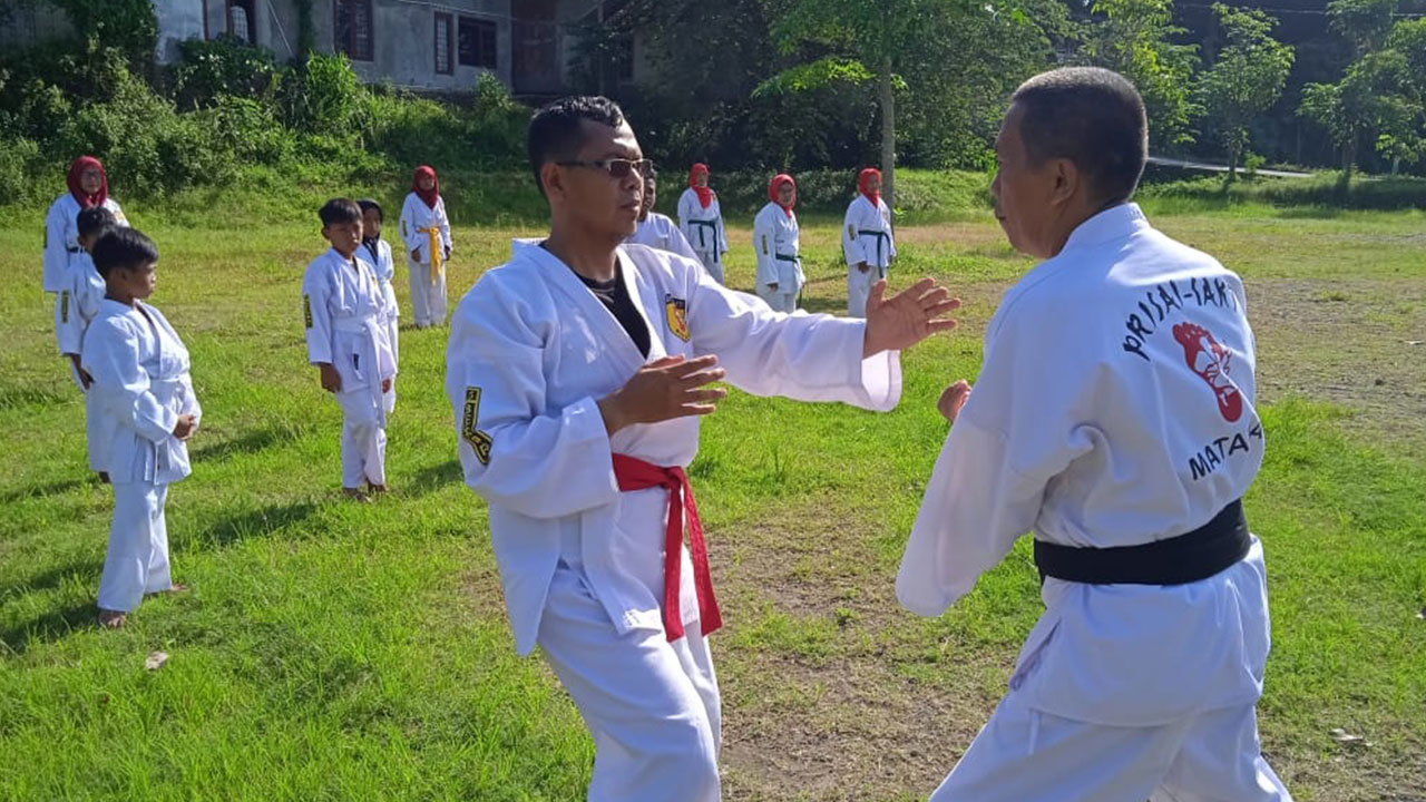 LATIHAN RUTIN: Pencak silat Prisai Sakti Mataram (PSM) Kabupaten Sleman sedang latihan tanding di Lapangan Puri Mataram, Drono, Tridadi, Sleman, kemarin (16/1). (PSM FOR RADAR JOGJA)