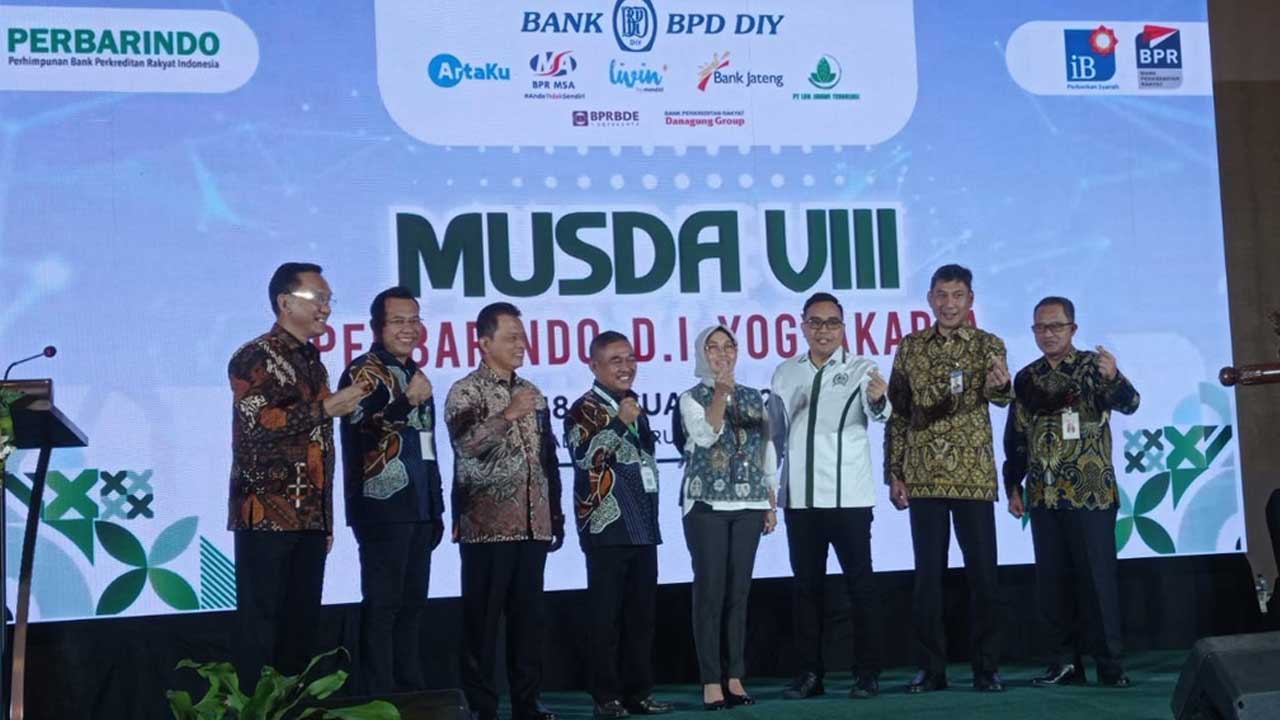 SOLID: Pengurus Perhimpunan Bank Perekonomian Rakyat Indonesia (Perbarindo) saat musyawarah daerah ke-8 DPD Perbarindo DIJ, (18/1).