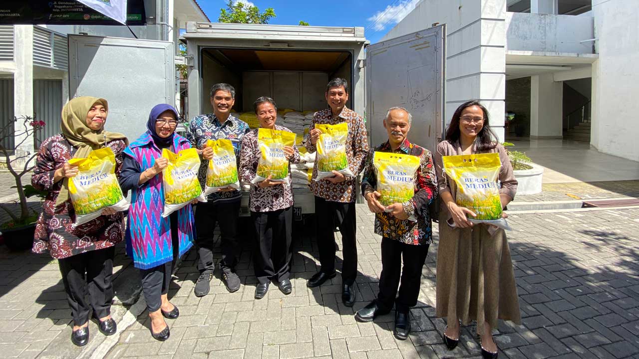 Dinas Pertanian dan Ketahanan Pangan (DPKP) DIJ bersama Perum BULOG Kanwil Yogyakarta melaksanakan penyaluran beras medium Program Stabilisasi Pasokan dan Harga Pangan (SPHP). Launching pekan lalu (12/1).( Dinas Pertanian dan Ketahanan Pangan (DPKP) DIJ)