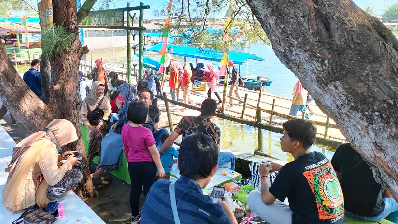 REFRESHING: Wisatawan menikmati suasana objek wisata Pantai Glagah di Temon, Kulonprogo yang menjadi penyumbang tertinggi PAD sektor pariwisata Kabupaten Kulonprogo. (HENDRI UTOMO/RADAR JOGJA)