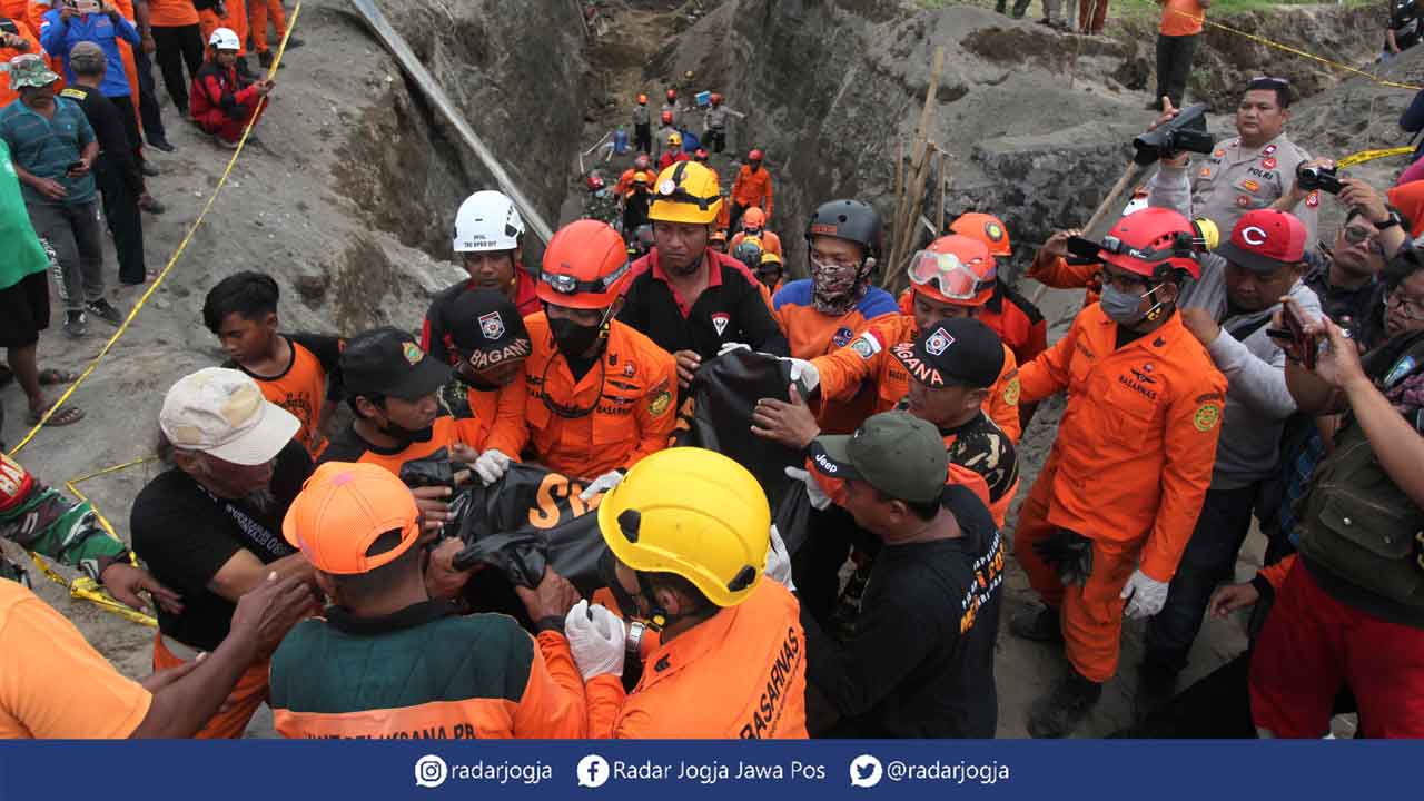DIEVAKUASI: Tim SAR gabungan mengevakuasi jenazah pekerja korban longsor pembangunan talud proyek perumahan di Candi Gebang, Wedomartani, Ngemplak, Sleman, kemarin (3/1). (GUNTUR AGA/RADAR JOGJA)