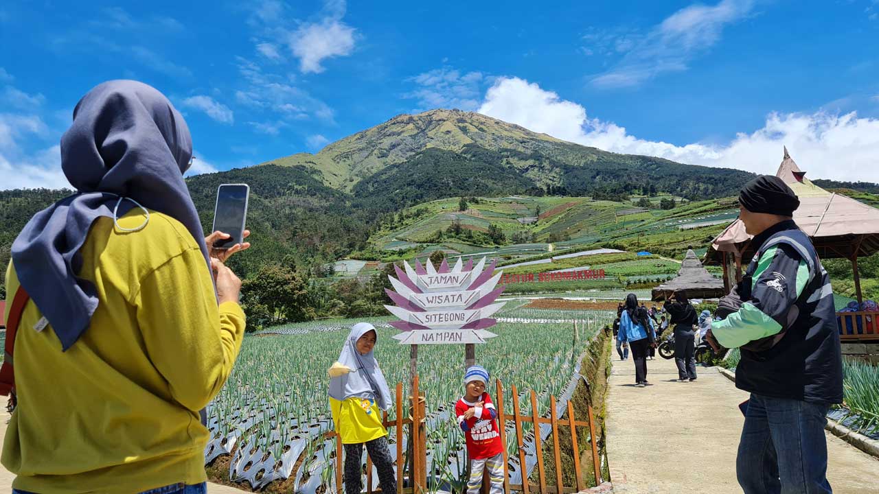 CERAH: Pengunjung memadati kawasan Terasering Sitegong. Mulai dari berswafoto hingga menikmati sajian makanan yang ada di sana.(NAILA NIHAYAH/RADAR JOGJA)