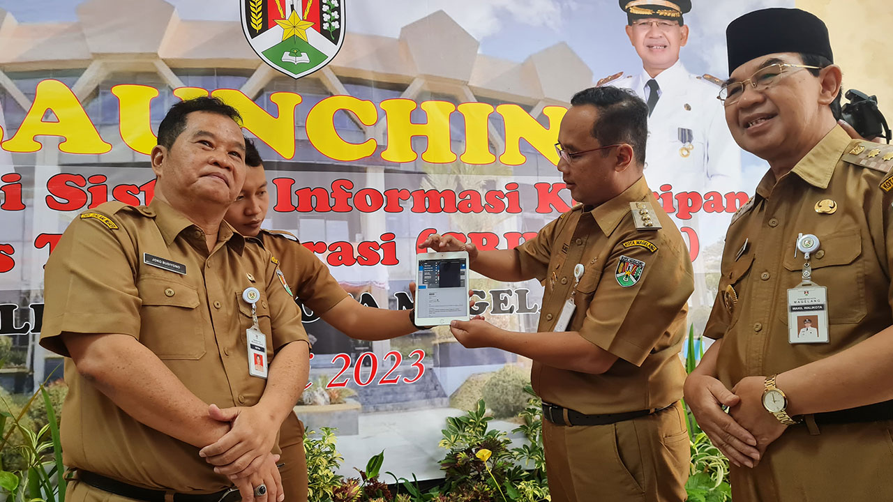 SIMBOLIS: Wali Kota Magelang didampingi wakilnya dan Sekretaris Daerha Kota Magelang saat meluncurkan aplikasi Srikandi di Gedung Depo Arsip Kompleks Pemkot Magelang, kemarin (2/1).(Naila Nihayah/Radar Jogja )