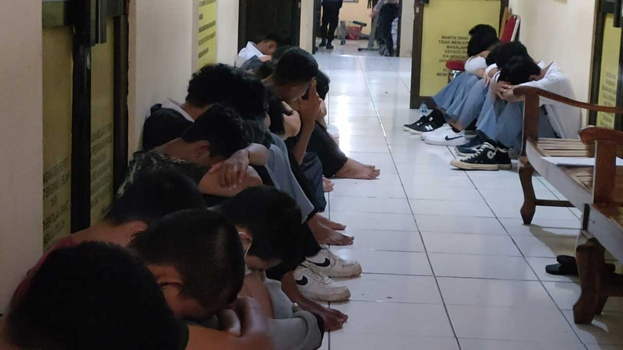 DIAMANKAN: Puluhan pelajar yang terlibat tawuran saat diamankan di Mapolres Kulonprogo.(HENDRI UTOMO/RADAR JOGJA)