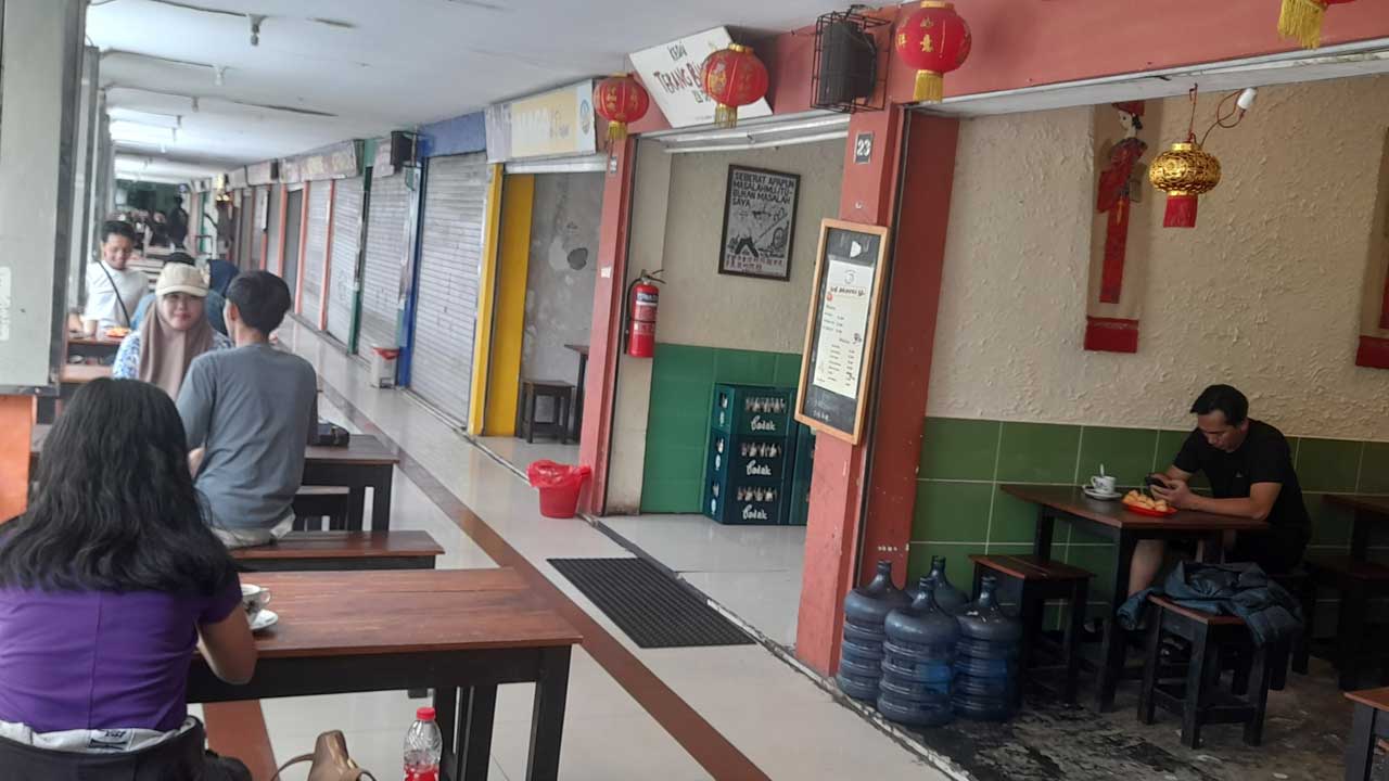 SAJIAN KHAS: Sejumlah pemuda tengah menikmati suasana dan hidangan di Pasar Kranggan kemarin (16/1).(SITI FATIMAH/RADAR JOGJA)