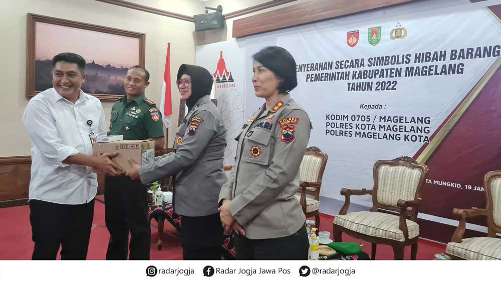 SIMBOLIS: Bupati Magelang Zaenal Arifin saat menyerahkan bantuan hibah barang yang dilaksankan oleh Satpol PP dan PK Kabupaten Magelang. (Naila Nihayah/Radar Jogja)