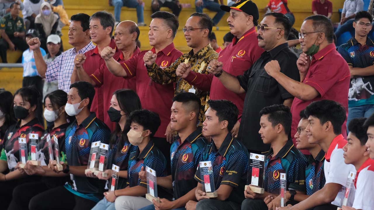 BERPRESTASI: Para atlet yang berhasil menyabet medali emas pada ajang Pra Porprov Jateng 2022 mendapat tali asih, (25/1).(Dokumentasi Prokompim Kota Magelang)