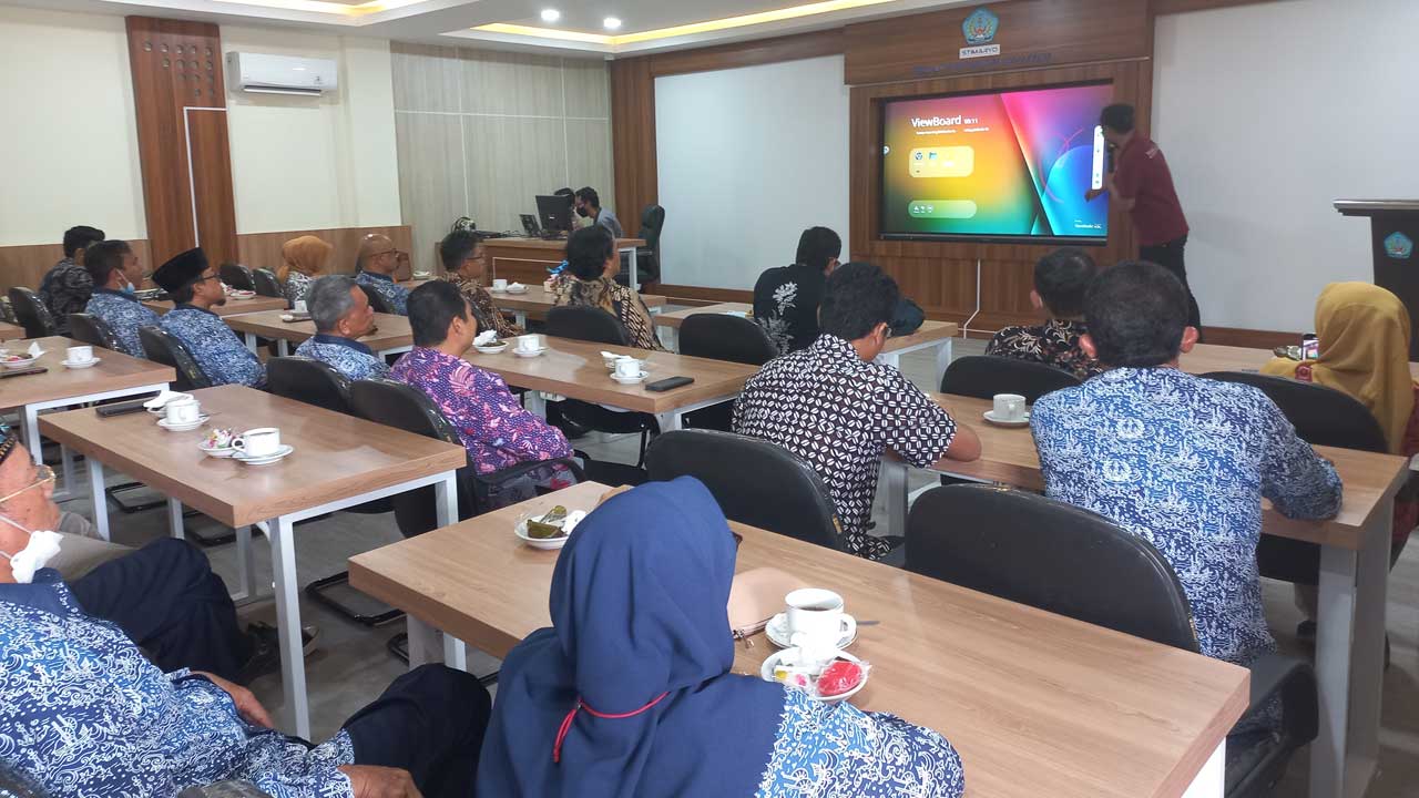 FOTO: DIRESMIKAN: Sejumlah vendor Smart Classrom memberikan simulasi pemanfaatan smart classroom dukung pembelajaran dosen dan taruna di Kampus Stimaryo, Sinduadi, Mlati, Sleman, (27/1).(MEITIKA CANDRA LANTIVA/RADAR JOGJA)