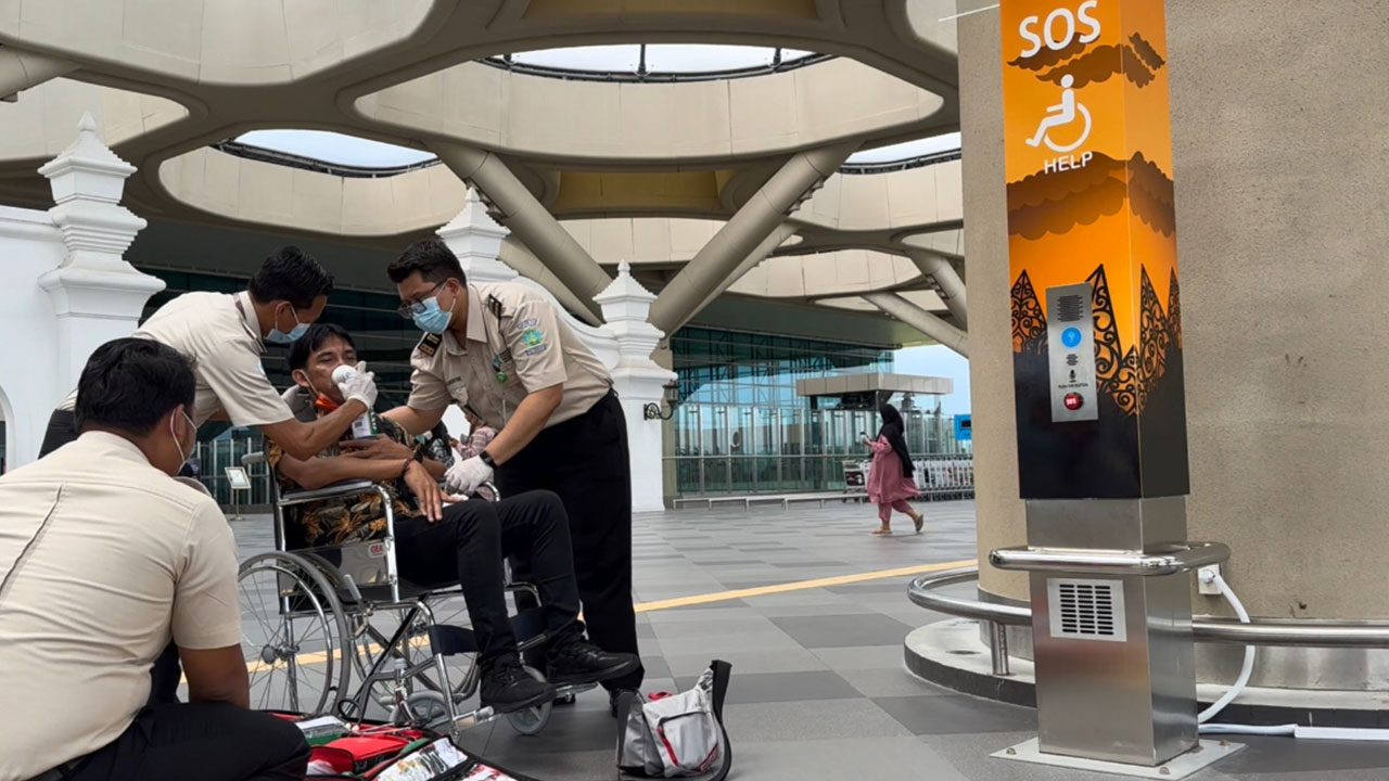 SANGAT MEMBANTU: Penumpang penyandang disablitas memanfaatkan layanan SOS Help di YIA, Temon, Kulonprogo.(DOK AP I)