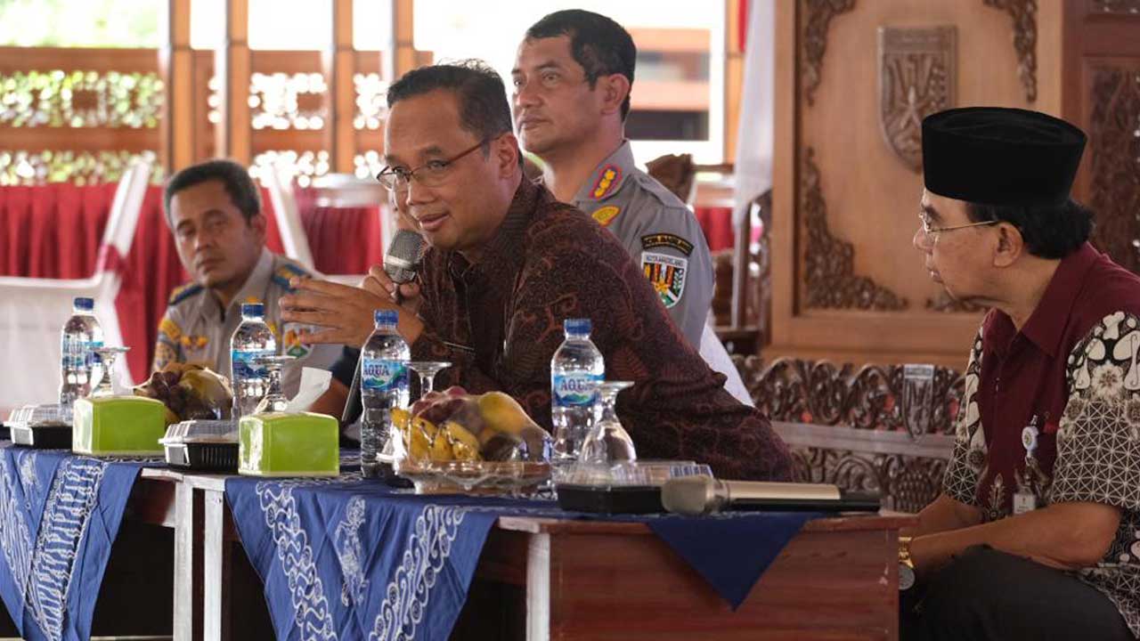 NYAWIJI: Wali Kota Magelang didampingi wakilnya dan Kepala Dishub Kota Magelang saat memberikan arahan kepada para jukir rumija di Pendopo Pengabdian.(Prokompim Kota Magelang untuk radar jogja)