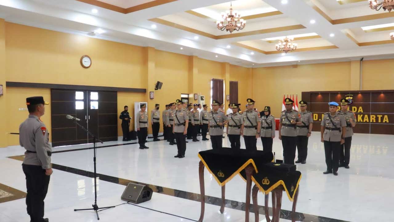 SAH MENJABAT: Sertijab mutasi rotasi pejabat utama Polda DIJ di Gedung Anton Soedjarwo Polda DIJ Senin (16/1).(DOK HUMAS POLDA DIJ)