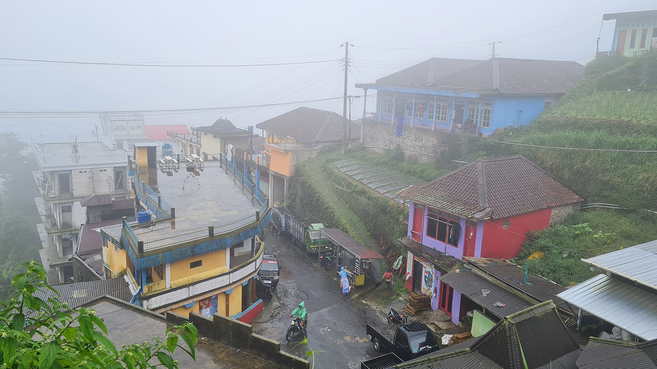 BERKABUT: Suasana Nepal Van Java di Dusun Butuh, Temanggung, Kaliangkrik saat musim hujan kerap dipenuhi kabut tebal. Daerah itu juga menjadi lintasan bagi para pendaki menuju Gunung Sumbing.(Naila Nihayah/Radar Jogja)