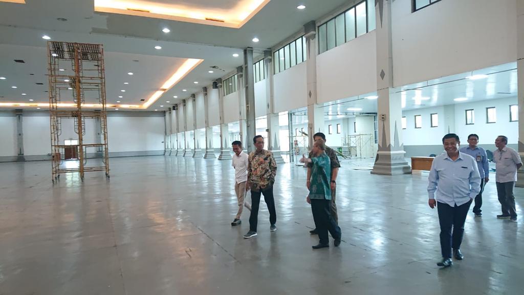 RENOVASI : Gubernur DIJ Hamengku Buwono X tengah meninjau kesiapan JEC sebagai lokasi penyelenggaraan TRAVEX ATF 2023, Selasa (10/1). (PEMPROV DIJ for RADAR JOGJA)