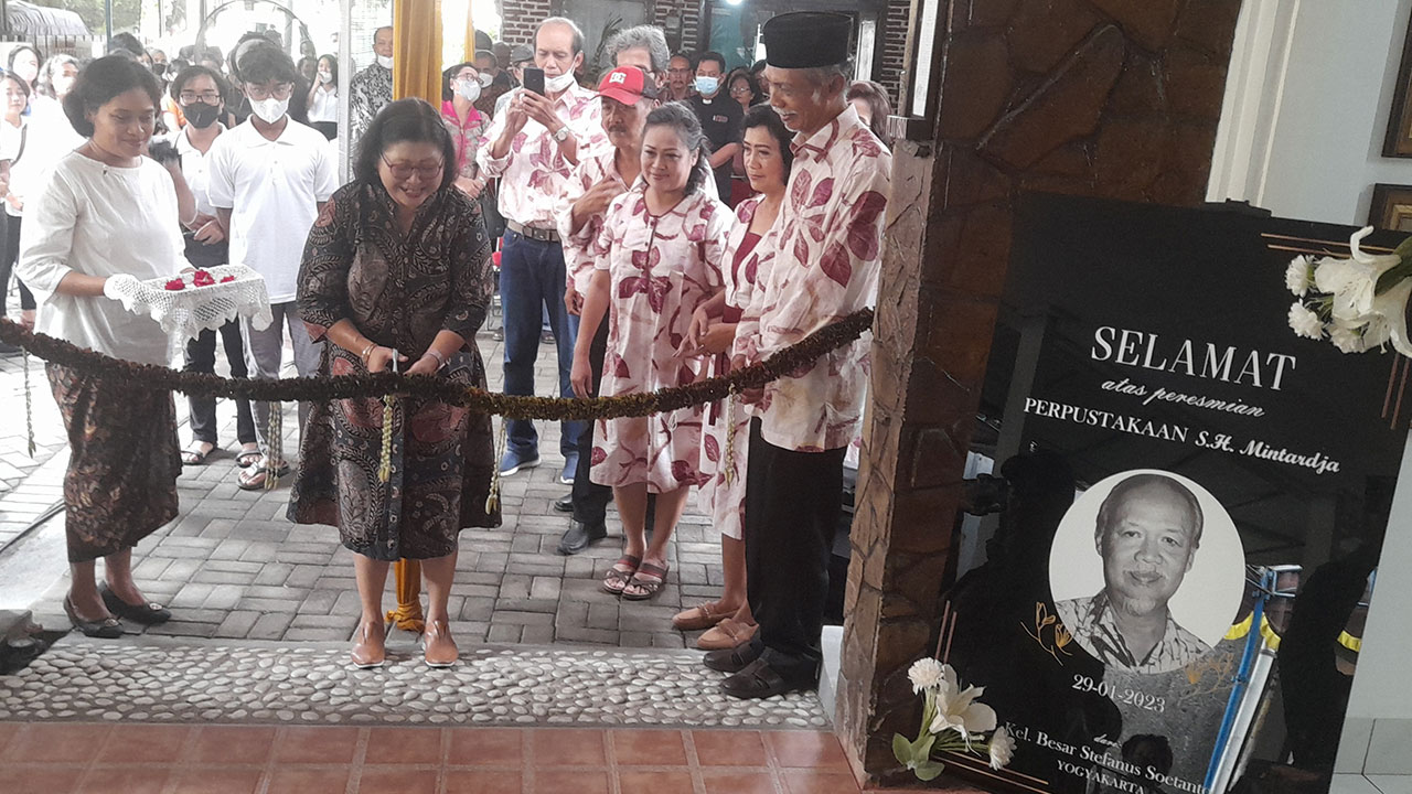 DIBUKA UNTUK UMUM: Peresmian Perpustakaan Keluarga Singgih Hadi Mintardja di Gedongkiwo Mj I/801, Kota Jogja (29/1).(SITI FATIMAH/RADAR JOGJA)