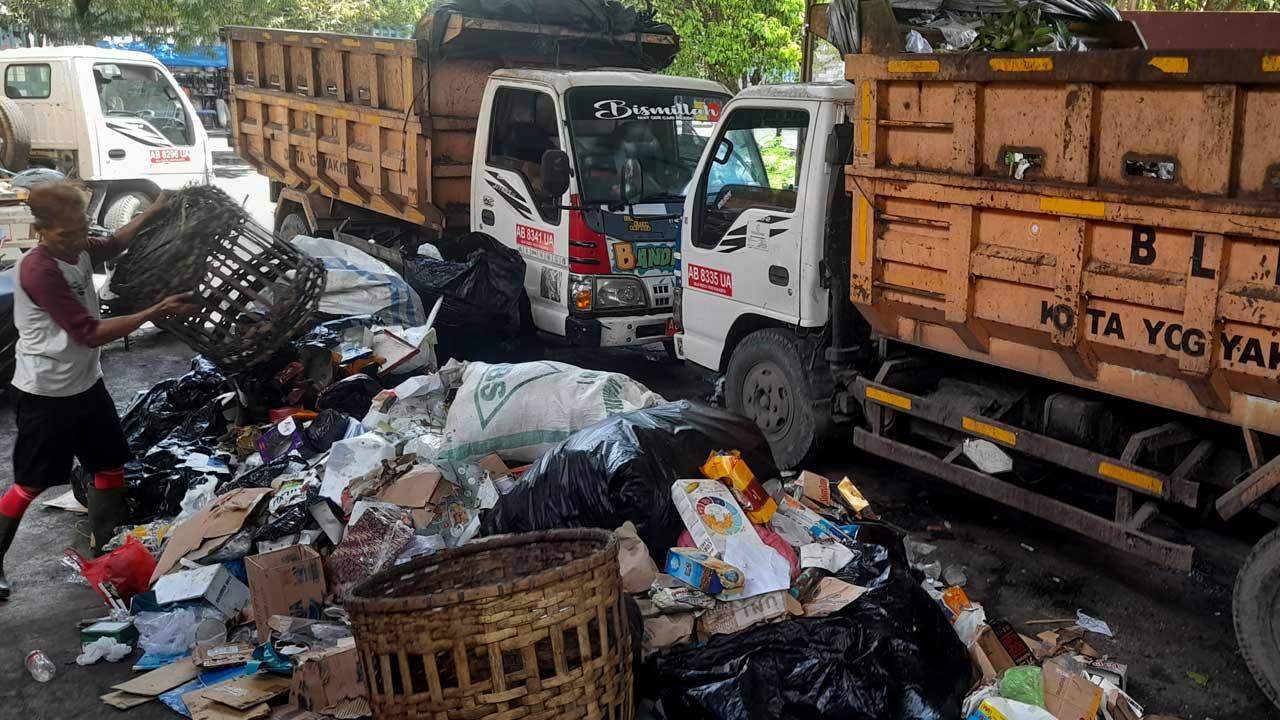 ZERO ANORGANIK: Petugas di Depo Mandala Krida melakukan pemilahan sampah yang masuk, sebelum diangkut ke TPST Piyungan, kemarin (12/1).(SITI FATIMAH/RADAR JOGJA)