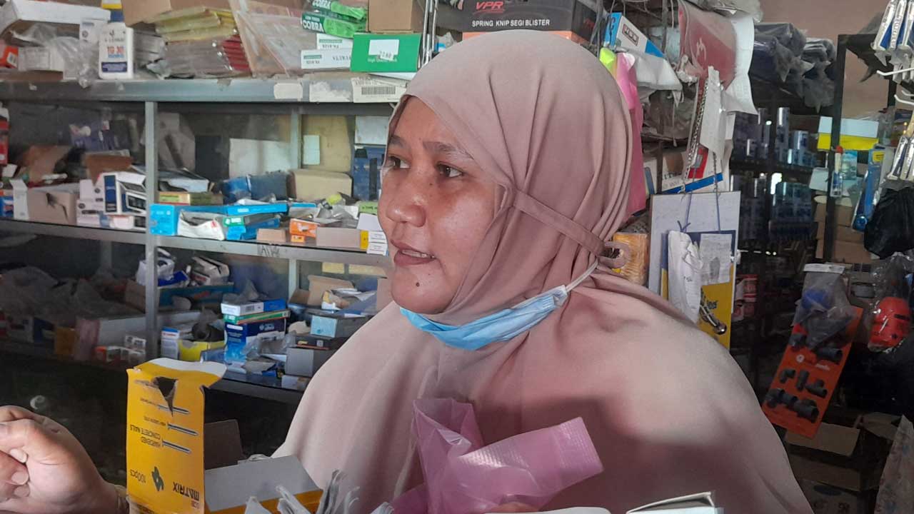 TETAP EKSIS: Pemilik toko bangunan Ambarguritno di Jalan Imogiri Timur menyebut, keberadaan katrol masih eksis untuk keperluan tukang kalau mau bangun rumah.(SITI FATIMAH/RADAR JOGJA)