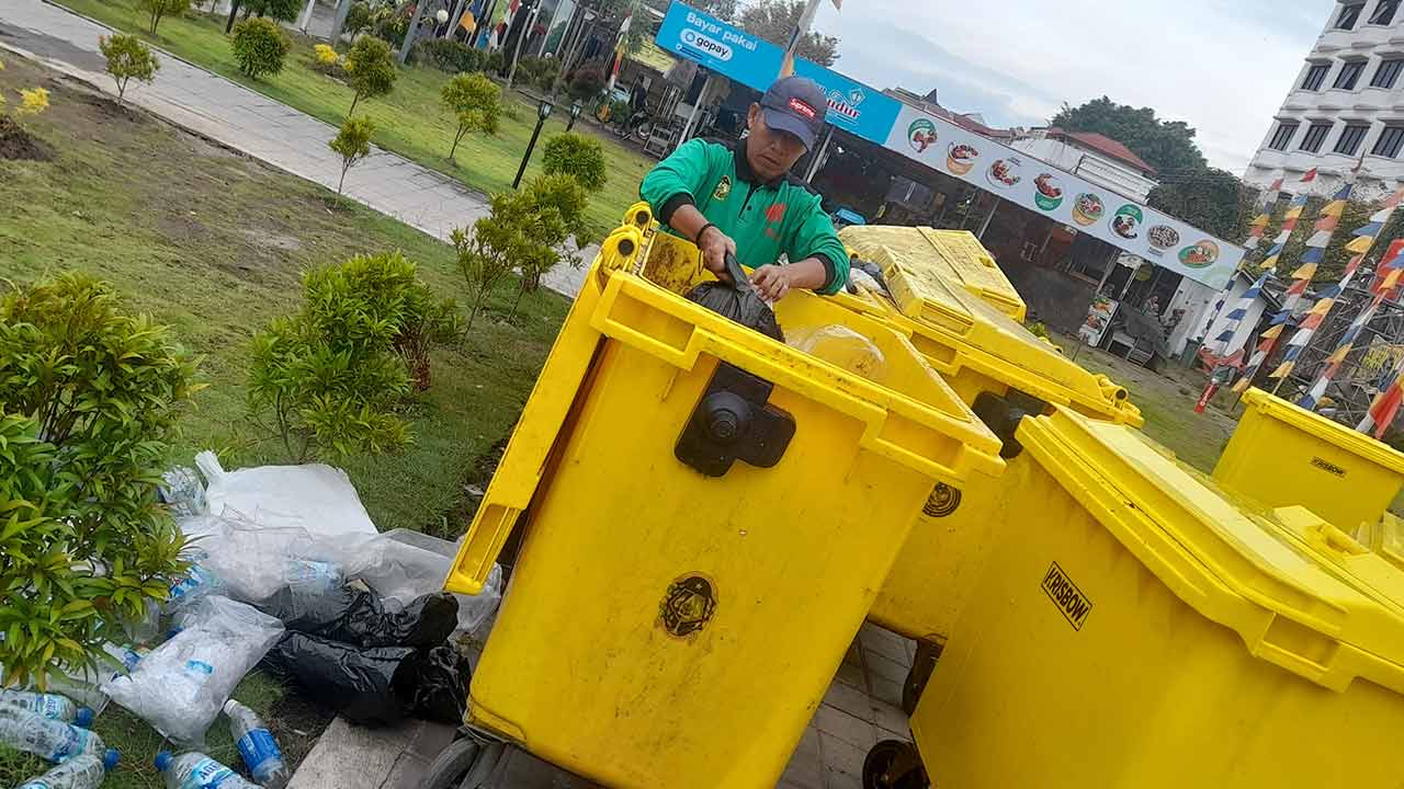 PILAH DULU: Petugas kebersihan melakukan pemilihan terhadap sampah yang berhasil dikumpulkannya.(SITI FATIMAH/RADAR JOGJA)