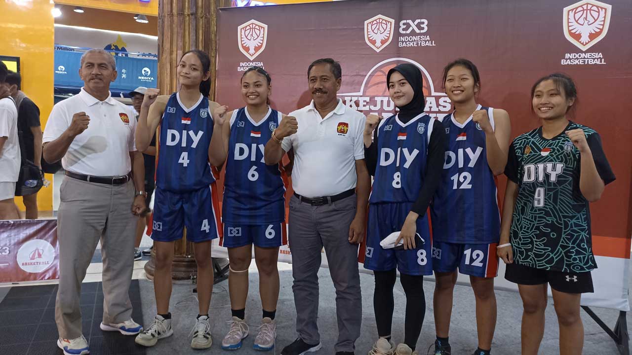 Tim basket 3X3 putri U-23 DIJ bersama pengurus KONI DIJ.(Gregorius Bramantyo/Radar Jogja)