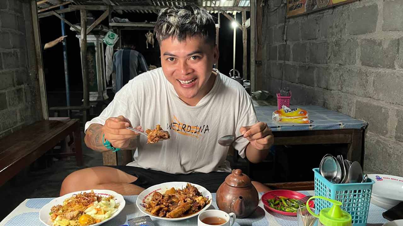 NYENTRIK - Konten kreator asal Wonosari, Yusuf Adhitya Putratama saat mereview kuliner dalam kontennya.(Dokumen pribadi Yusuf Adhitya Putratama)