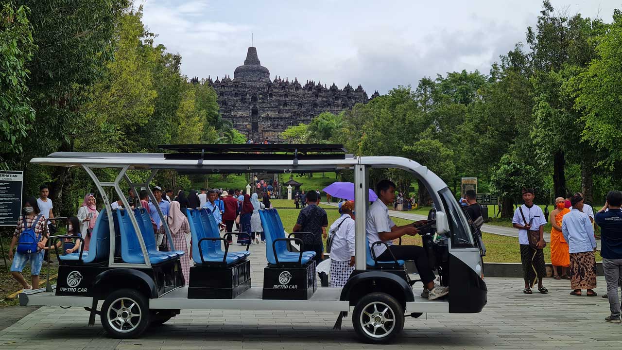 BERWISATA: Para pengunjung tetap memilih Candi Borobudur sebagai tujuan wisata, meski tidak diperbolehkan untuk naik ke struktur candi.(Naila Nihayah/Radar Jogja)