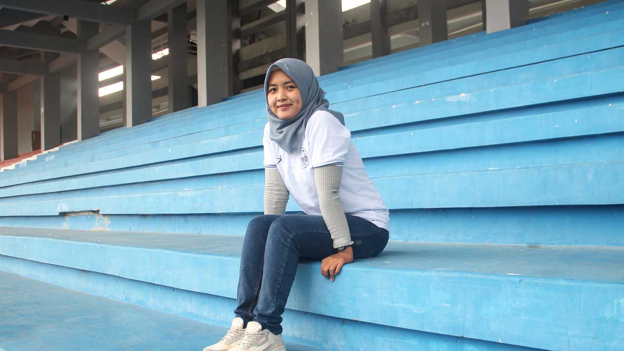 SUDAH CINTA : Aprilia Sulistyowati, dalam menjalani hari sebagai seorang media officer PSIM Jogja. Sama halnya seorang pelatih, April pun kerap mendampingi tim saat berlatih dan berlaga. Untuk selanjutnya, menyampaikan informasi klub kepada publik.