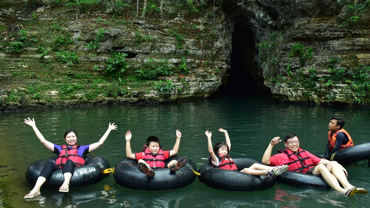 ALAMI: Duduk di atas lingkaran ban dalam, pengunjung menikmati aliran sungai Gua Pindul Bejiharjo, Karangmojo akhir pekan lalu.(GUNAWAN/RADAR JOGJA)