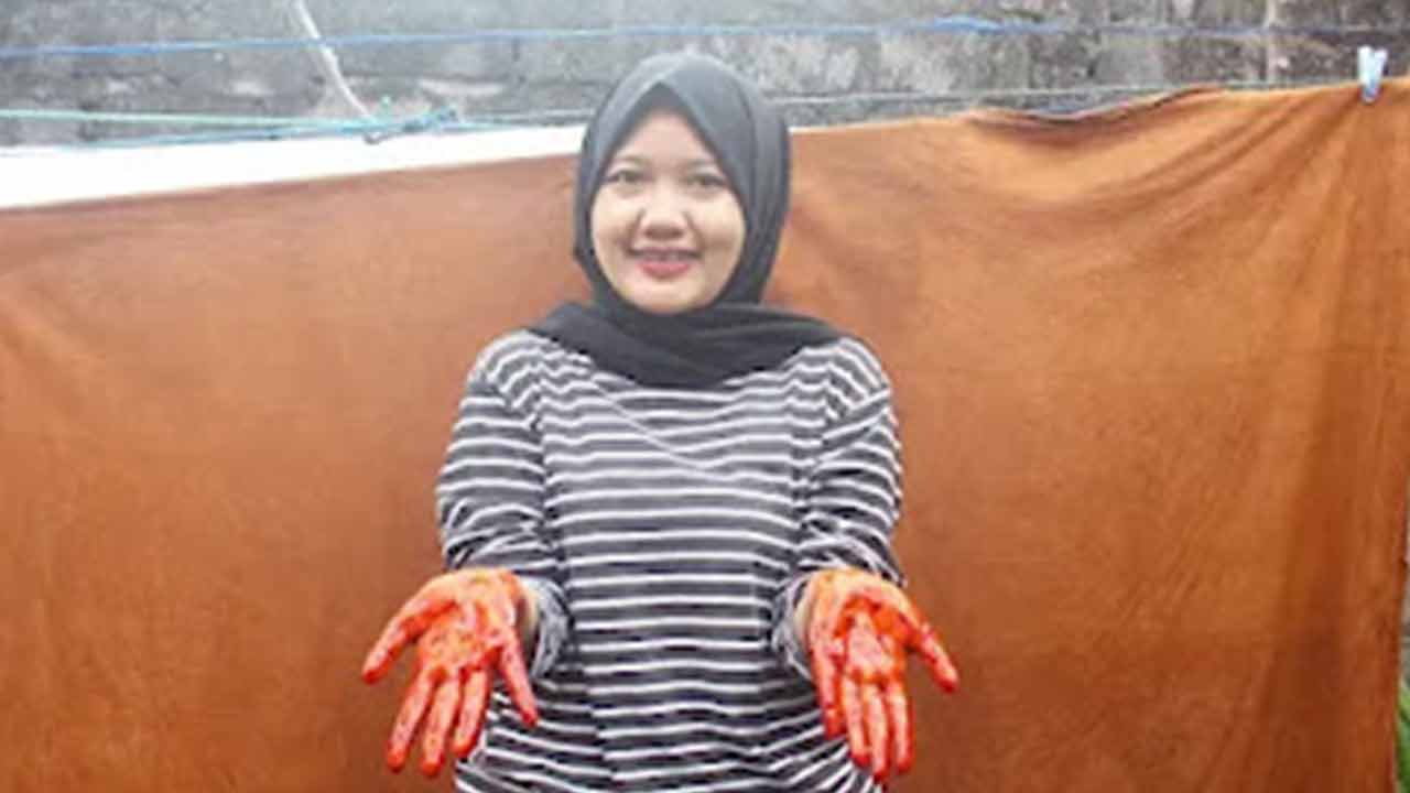 BERDAYAKAN : Kharolin Hilda Amazona memanfaatkan kulit sayur untuk menjadi ecoprint. Upaya tersebut juga dilakukan untuk memberdayakan perempuan di pedesaan.