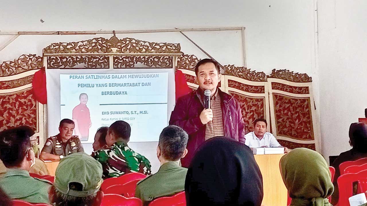 PERAN PENTING: Ketua Komisi A DPRD DIY Eko Suwanto berbicara di depan anggota Satlinmas Kelurahan Cokrodiningratan, Jetis, Yogyakarta, kemarin (30/1).(KUSNO S UTOMO/RADAR JOGJA)