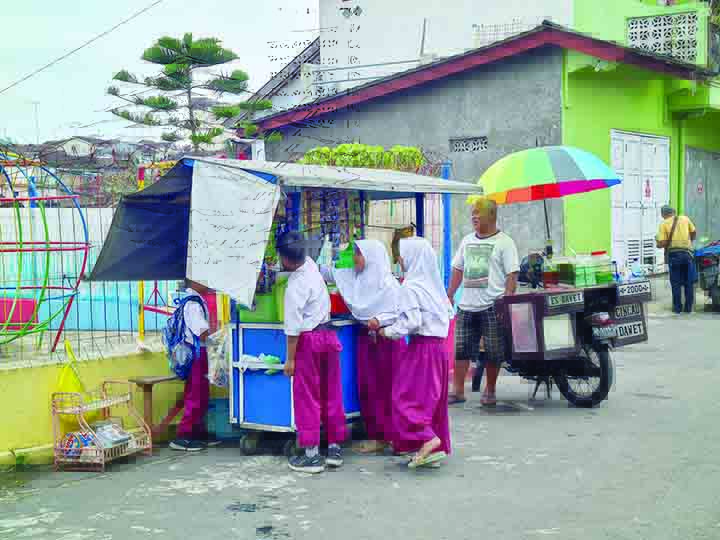 ISTIRAHAT: Anak-anak kerap bermain dan membeli jajanan di luar gedung sekolah. Saat bertemu dengan orang yang tidak dikenal, mereka diminta untuk tidak meladeninya. 