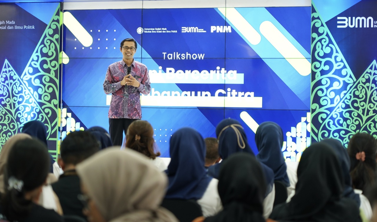 KOMUNIKATIF: Dekan Fisipol UGM Wawan Mas